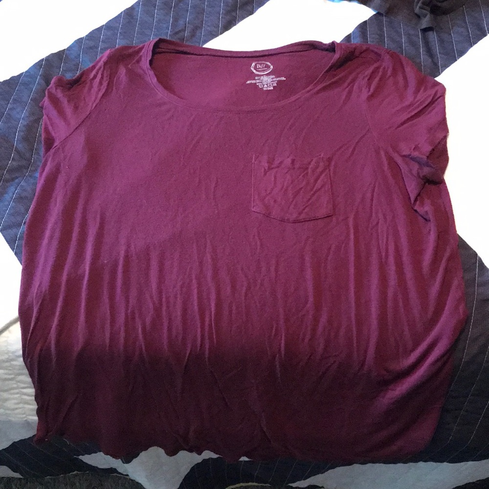 T-shirt with front pocket. Fits loosely.